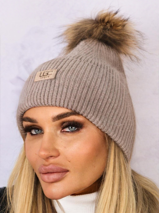 ZIMOWA CZAPKA Z POMPONEM I NASZYWKĄ- BRĄZOWA