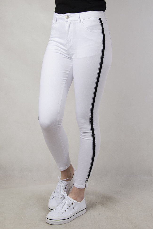 Białe spodnie z wysokim stanem i lampasami