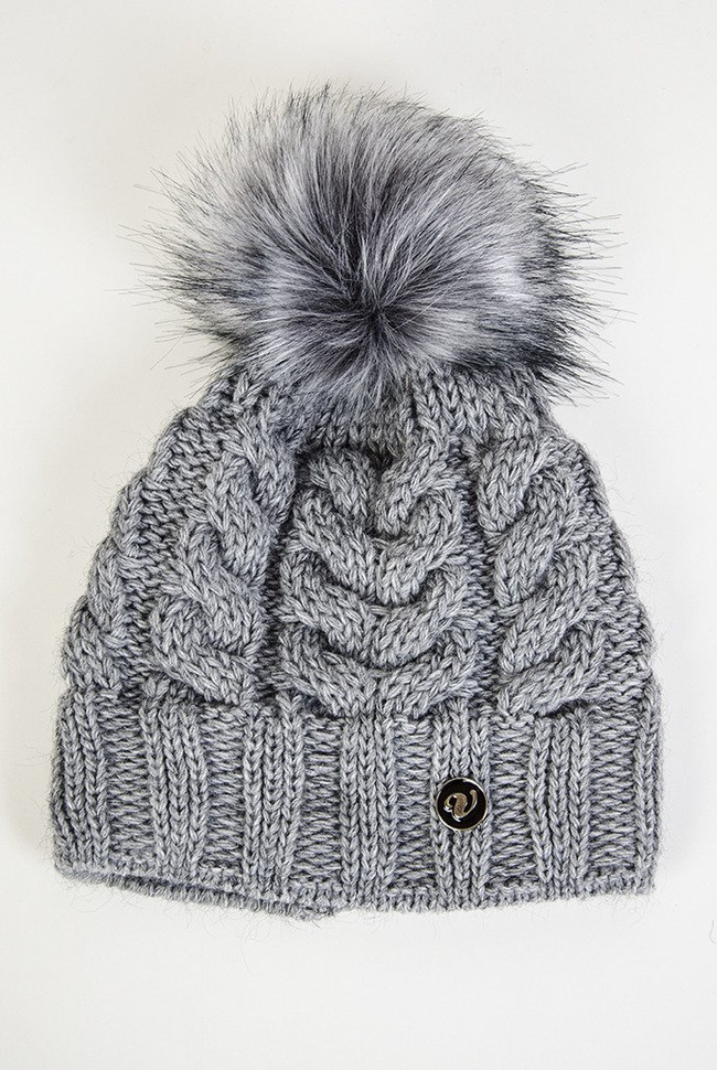 Jasnoszara czapka z pomponem, pleciona warkoczem