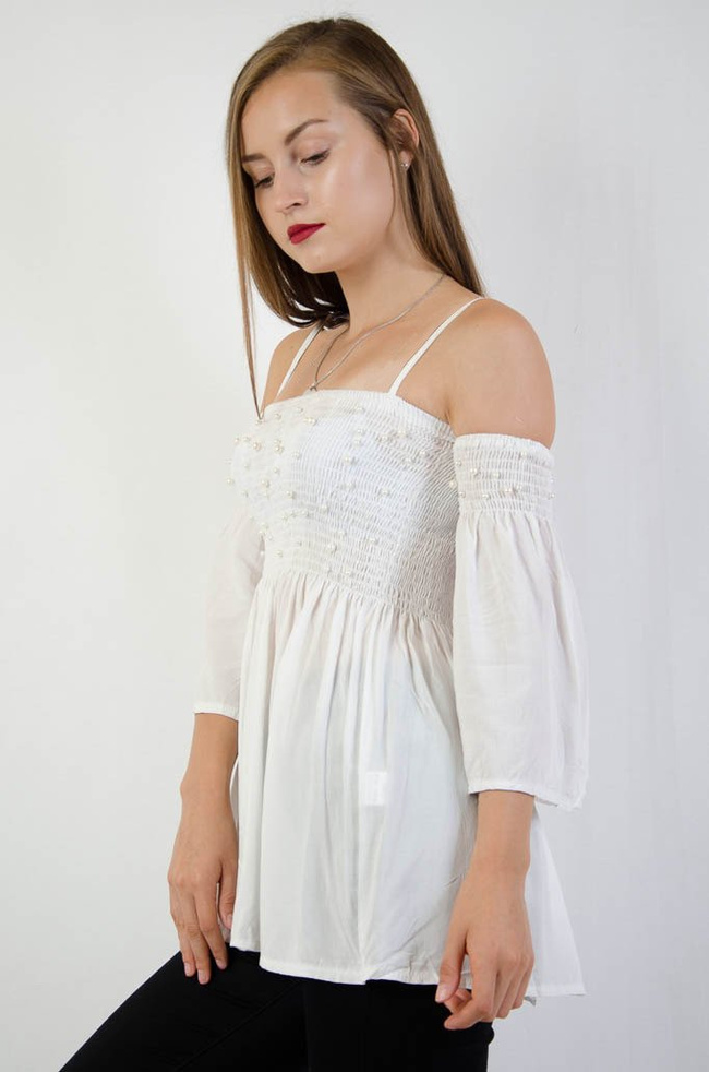 Biała bluzka z odkrytymi ramionami oraz perełkami