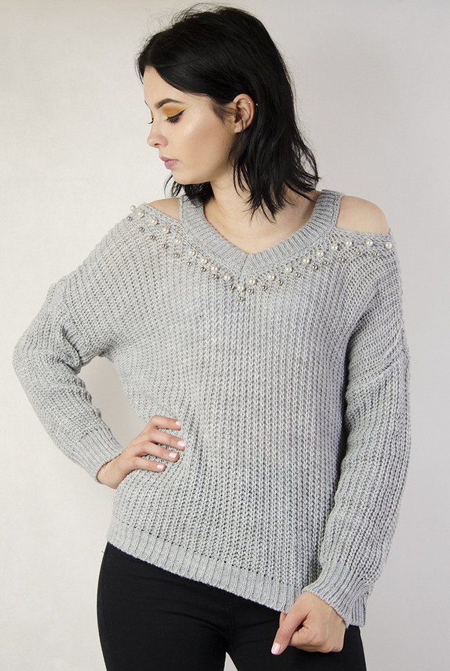 Szary sweter z koralikami i wyciętymi ramionami