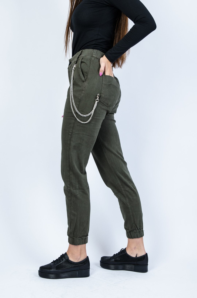 Zielone joggery z łańcuszkiem