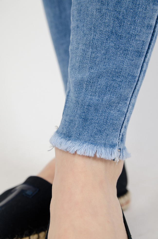 Jasne spodnie jeansowe z dziurami