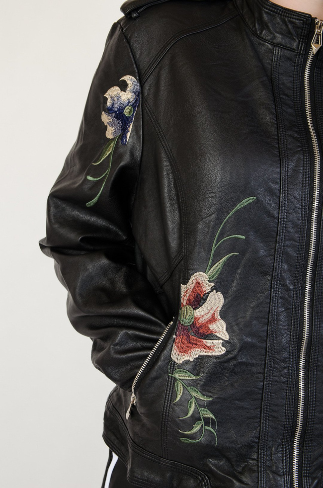 Czarna ramoneska z wyszywanym kwiatem