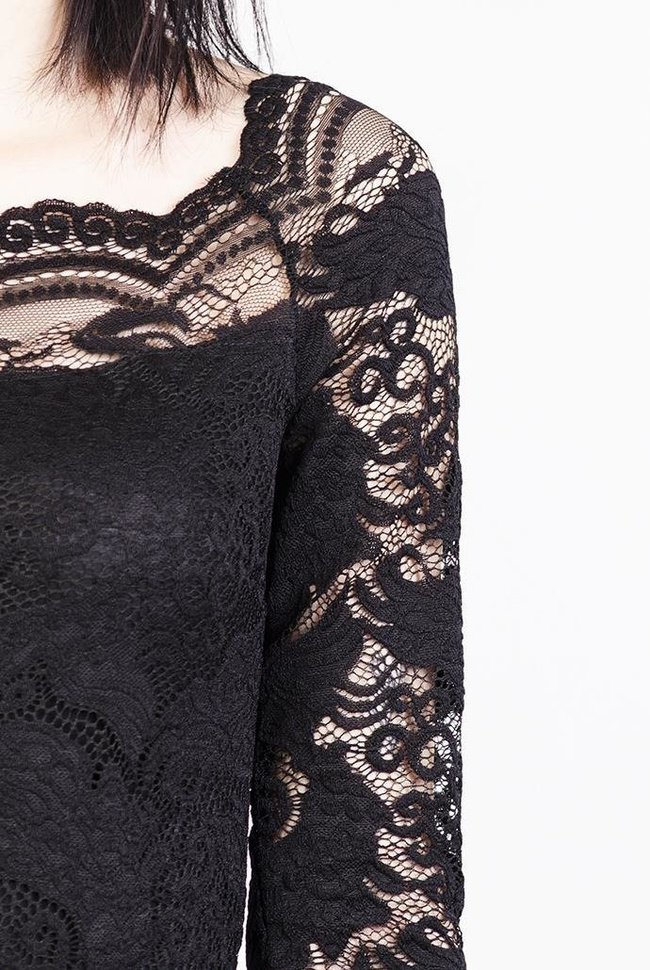Koronkowe, czarne body z szerokim dekoltem