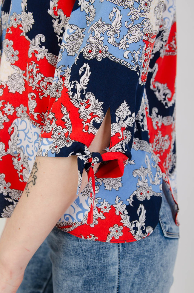 Wzorzysta bluzka z wiązaniem przy dekolcie