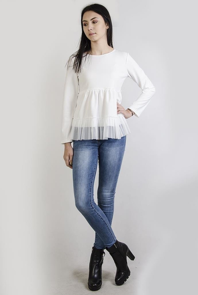 Biała bluzka z falbankami na dole