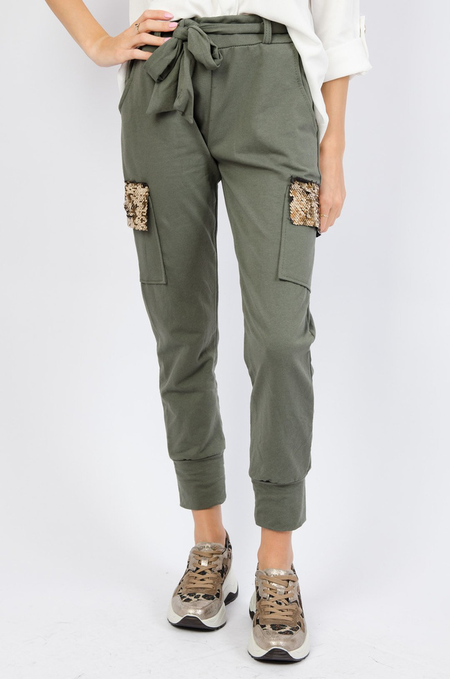 Zielone dresowe bojówki z cekinami na kieszeniach