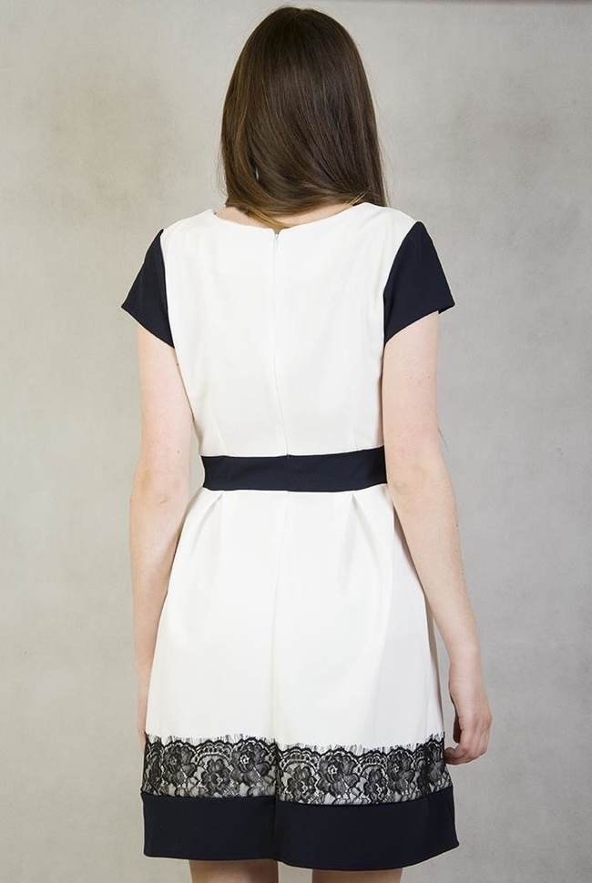 Biała sukienka z koronką na dole