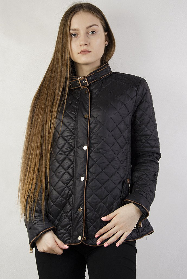 Czarna pikowana kurtka z brązowymi wykończeniami