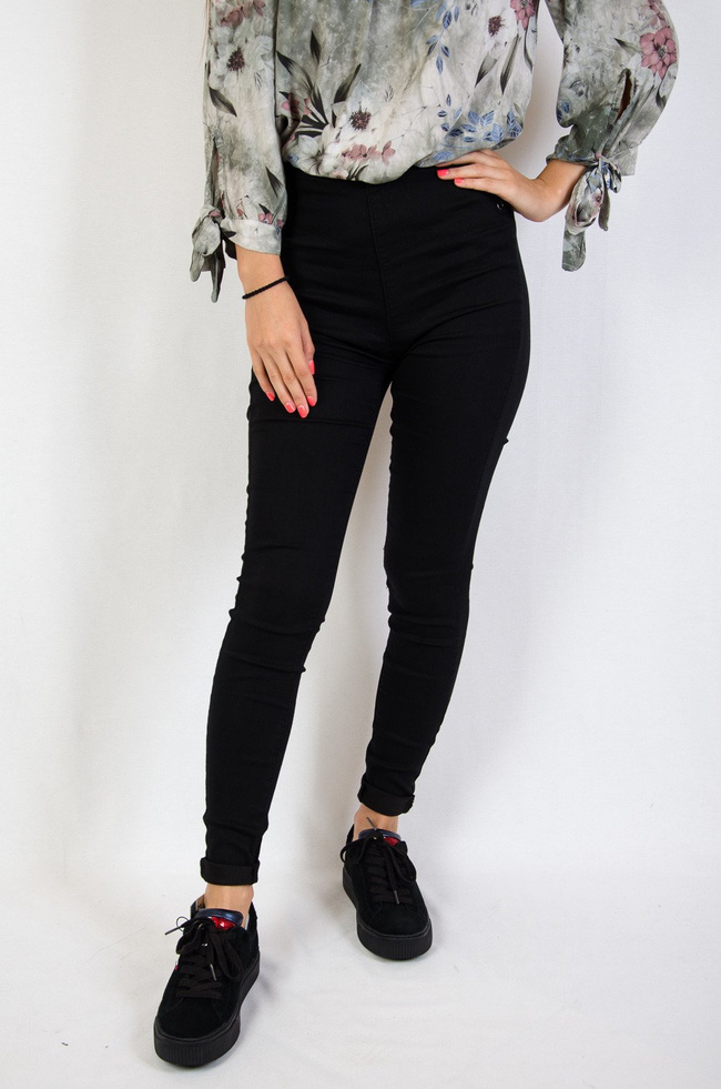 Czarne spodnie z gumką w pasie i wiązaniem na biodrach