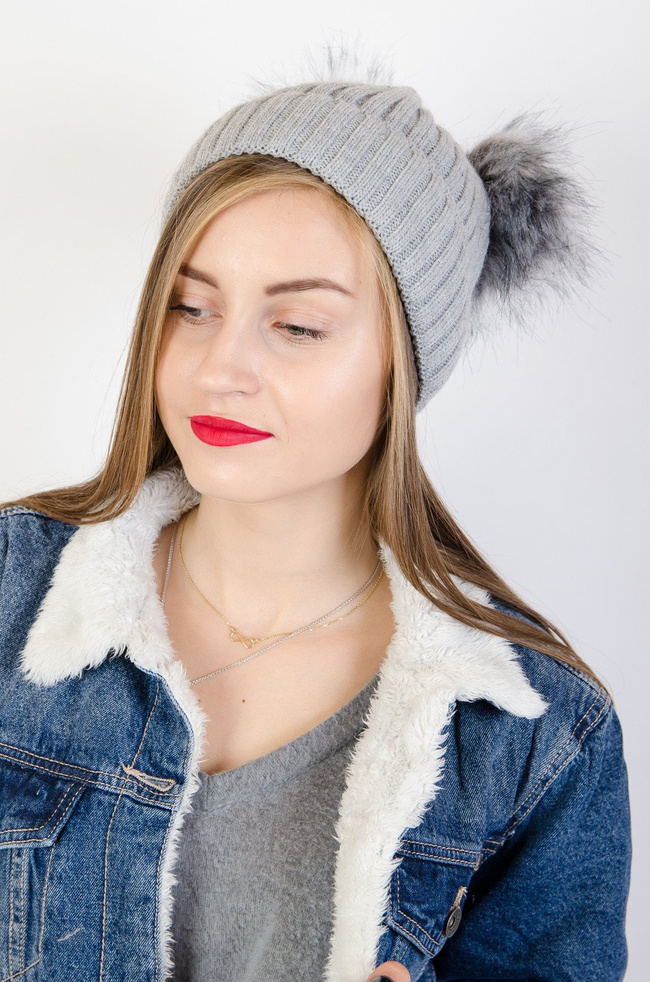 Szara czapka z dwoma pomponami 