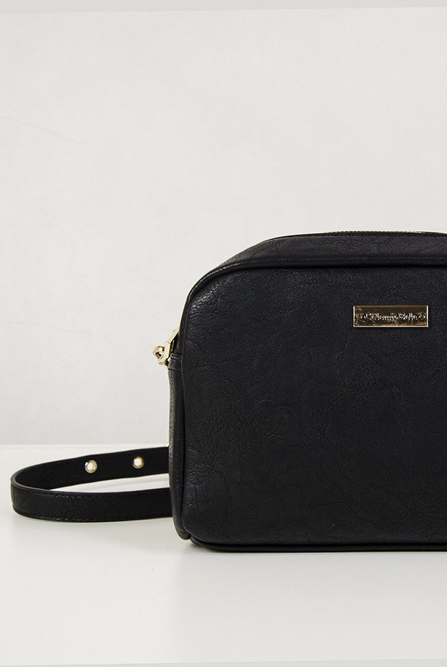 Czarna, mała torebka ze sprzączką