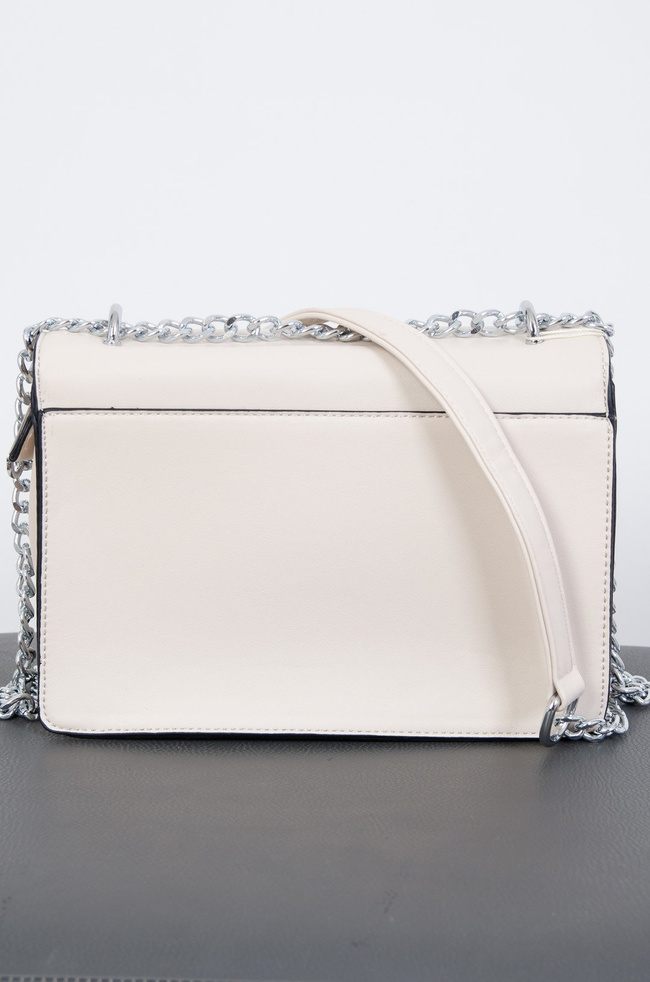 Kremowa torebka typu kuferek ze srebrnym łańcuszkiem
