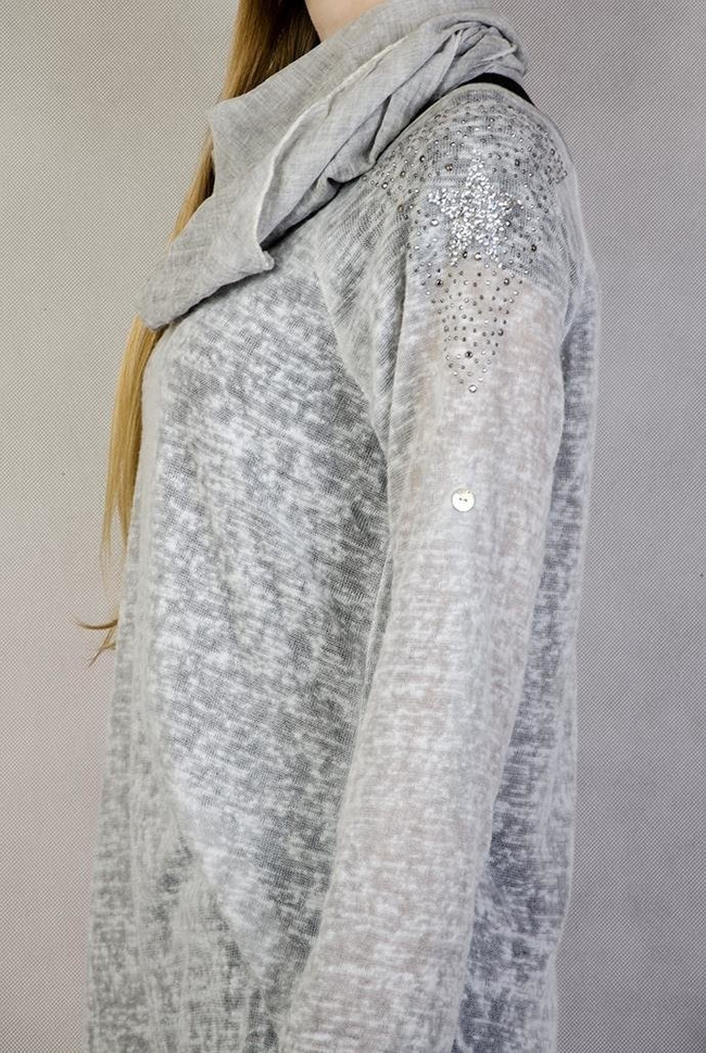 Jasnoszara bluzka z szalem i serduszkiem na ramieniu