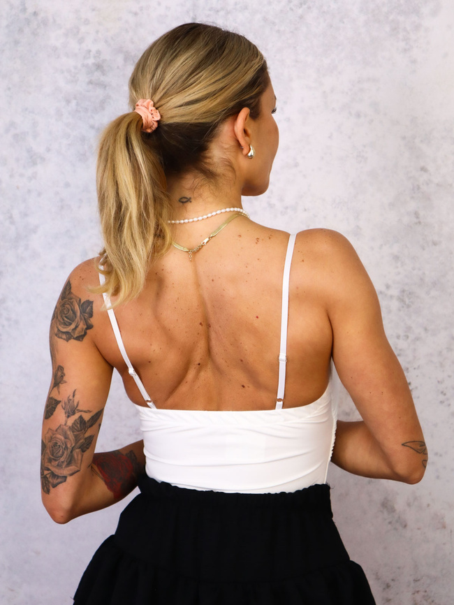 USZTYWNIANY TOP NA RAMIĄCZKACH- BIAŁY