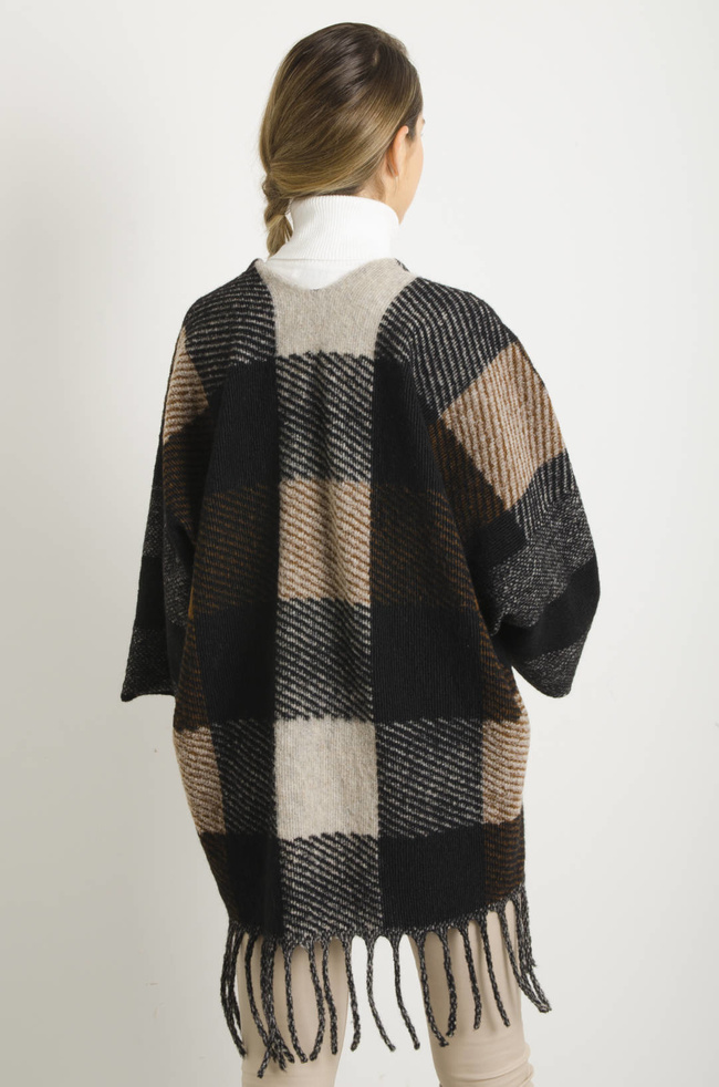 CZARNA NARZUTA W KRATĘ Z FRĘDZLAMI- PONCZO