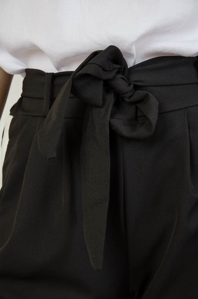 CZARNE SPODNIE WIĄZANE W PASIE Z LAMPASAMI 