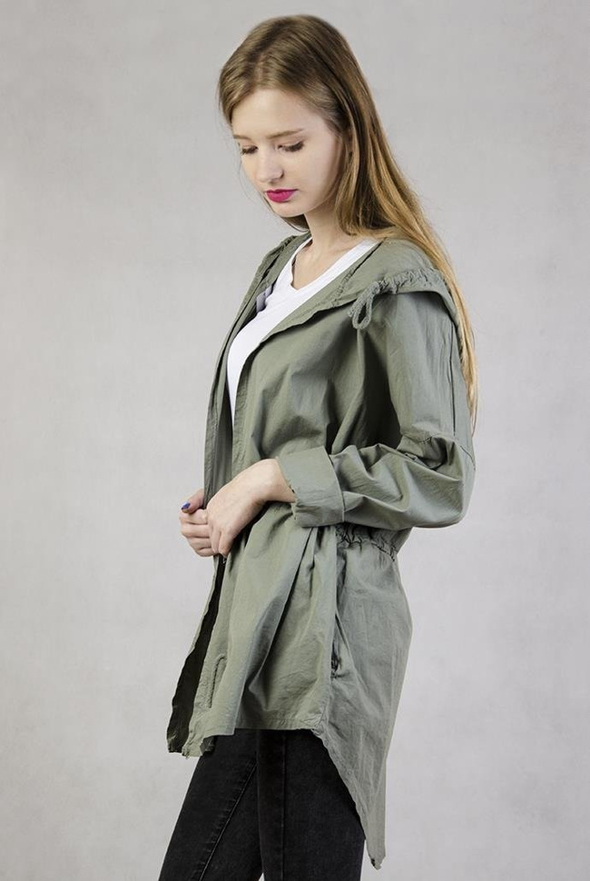 Zielona narzuta z kapturem, ściągana w pasie