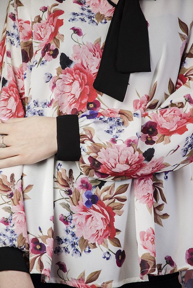 Biała bluzka w kwiaty wiązana przy dekolcie