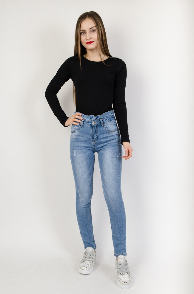 Jasne spodnie z wysokim stanem i falbanką w pasie