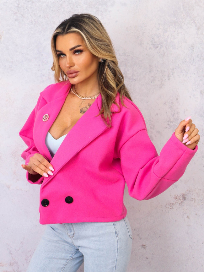 KRÓTKI PŁASZCZ Z KOŁNIERZEM I OZDOBNĄ BROSZKĄ- RÓŻOWY