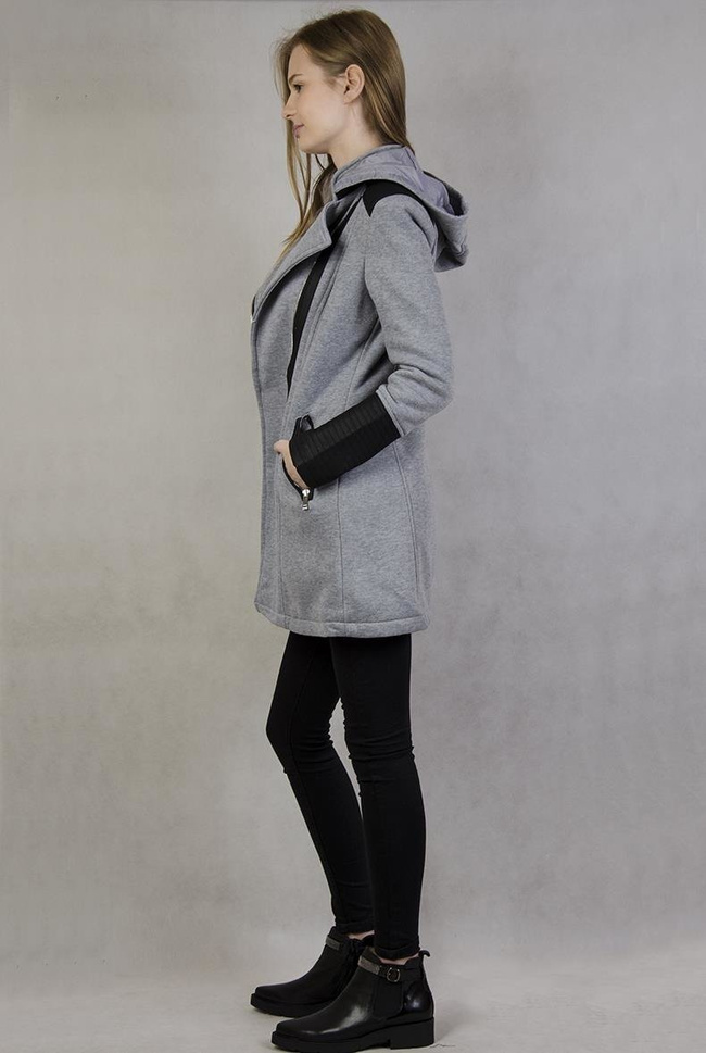 Jasnoszary płaszcz ze skóropodobnymi wstawkami