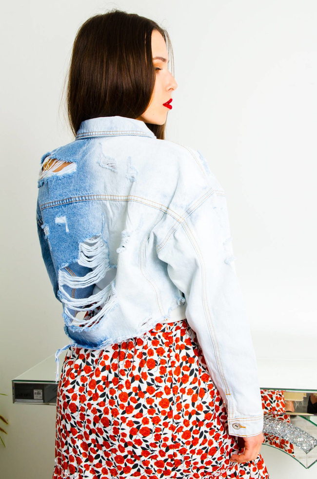 KRÓTKA DWUKOLOROWA KURTKA JEANSOWA Z SZARPANIAMI 