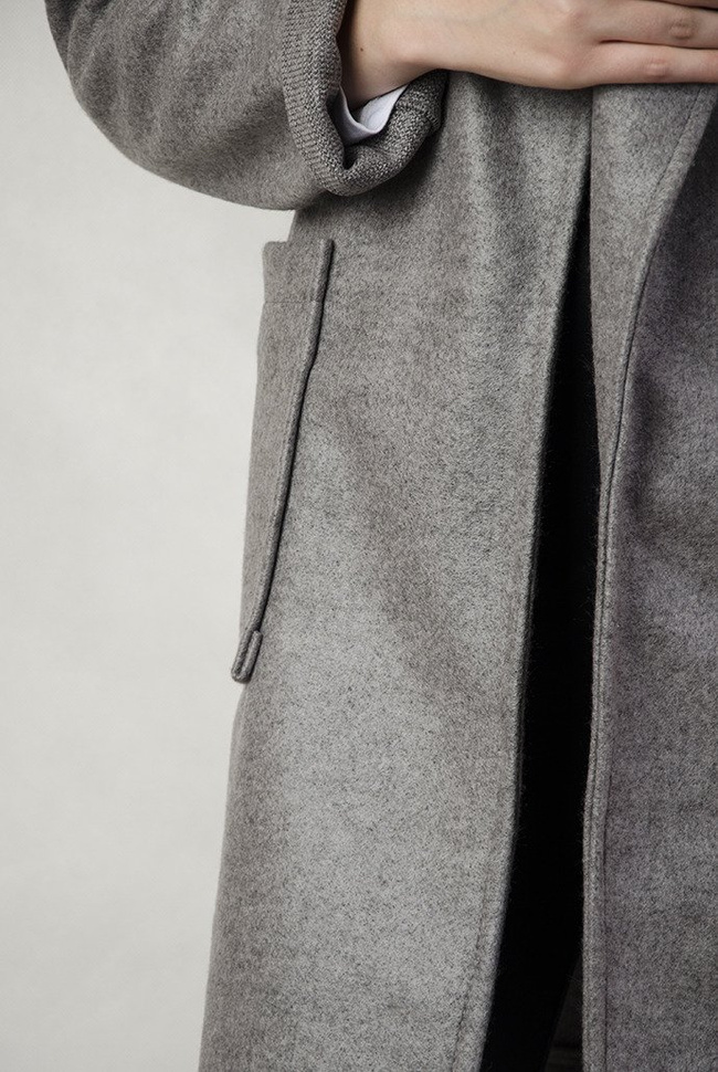 Szary płaszcz wiązany w pasie