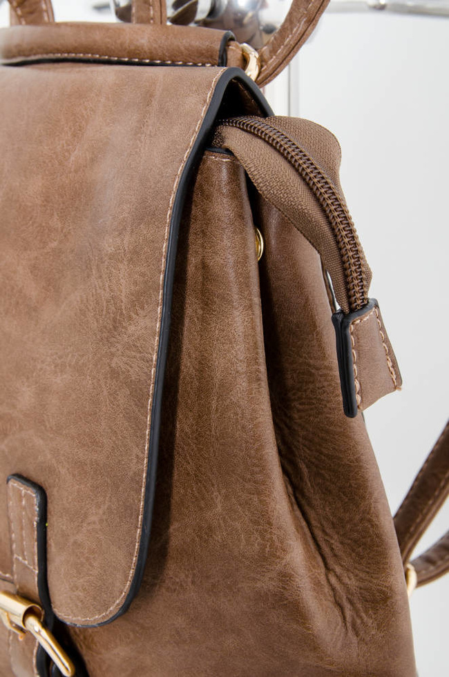 BRĄZOWY PLECAK Z IMITACJI SKÓRY Z OZDOBNYM ZAPIĘCIEM 