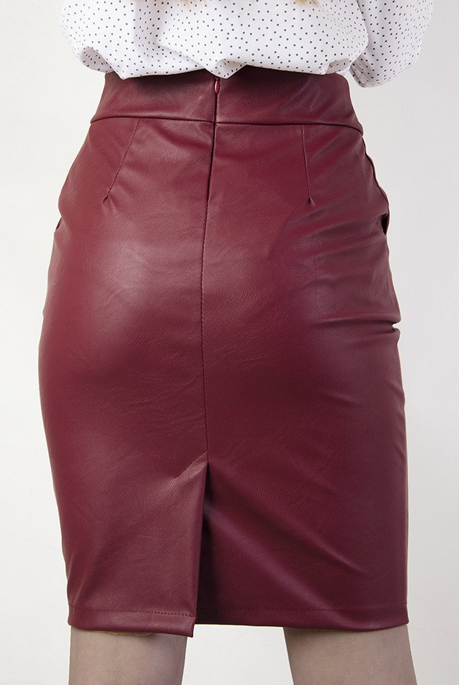 Bordowa ołówkowa spódnica skórkowa z kieszeniami oraz paskiem