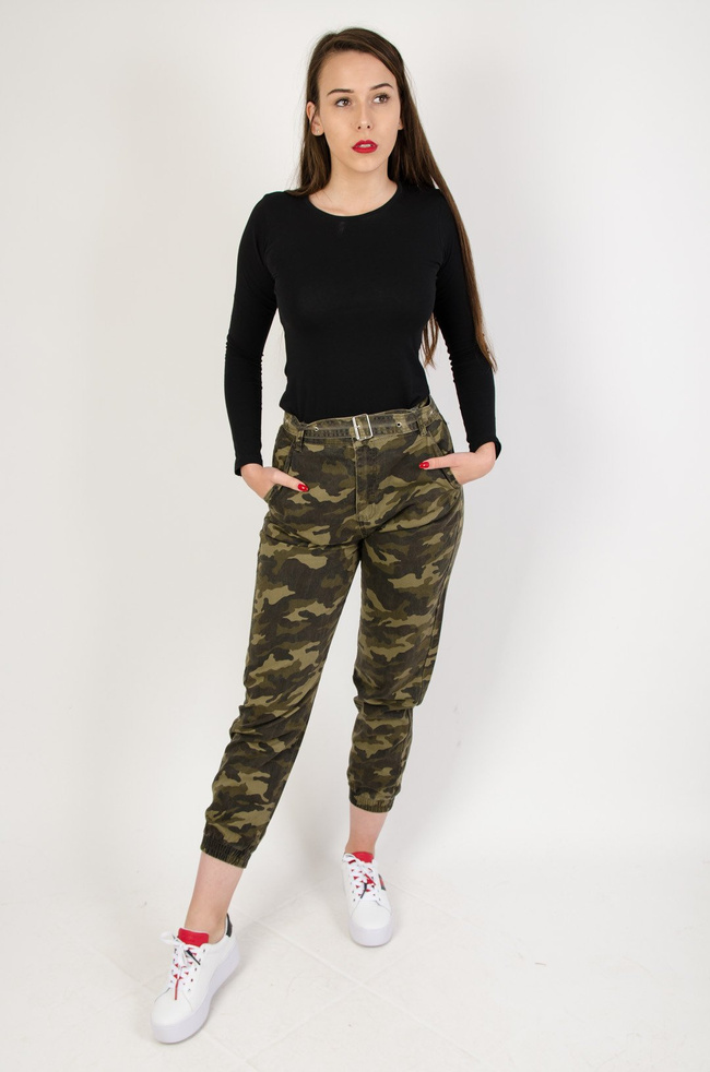 Spodnie moro z paskiem i ściągaczami na nogawce