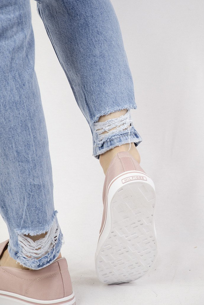 Spodnie jeansowe typu boyfriend z haftowanymi wstawkami