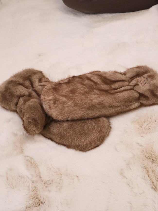 RĘKAWICZKI ZIMOWE FUTRZANE NA JEDEN PALEC Z LOGO- BRĄZOWE