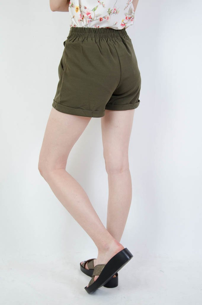 Zielone spodenki z wiązaniem w pasie