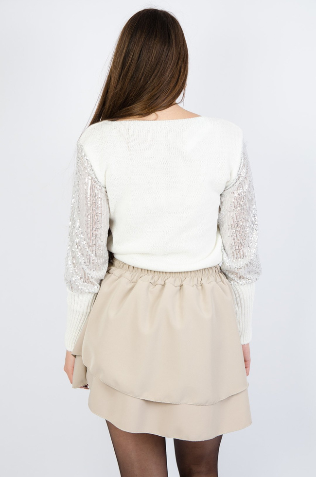 Biały sweter z cekinami na rękawach