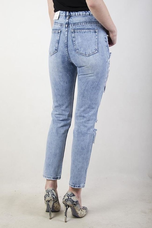 Spodnie jeansowe typu boyfriendy z naszywkami i dziurami