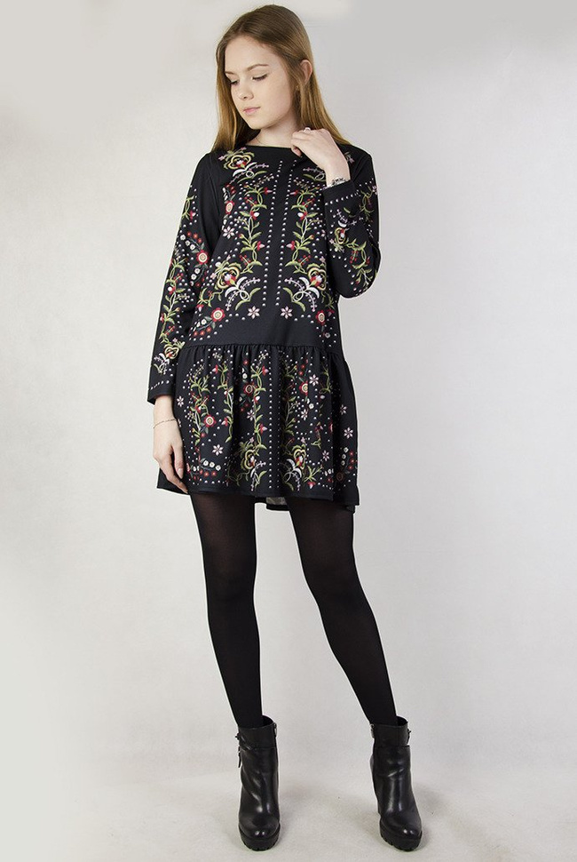 Czarna sukienka ze wzorami folkowymi