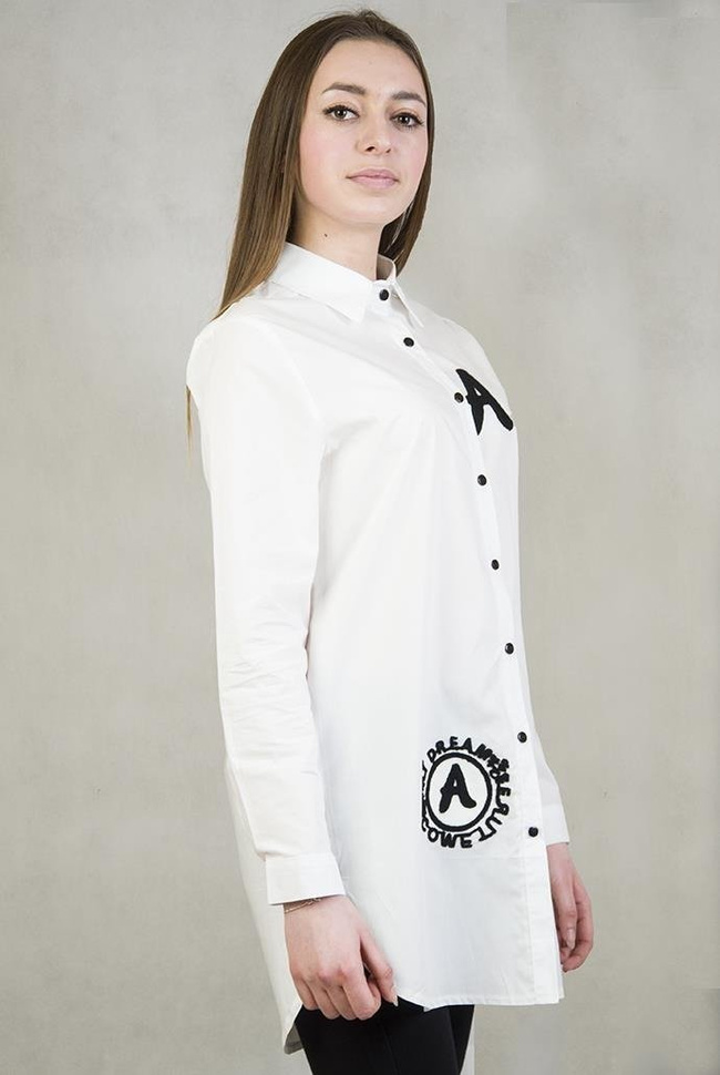 Biała, długa koszula z literką