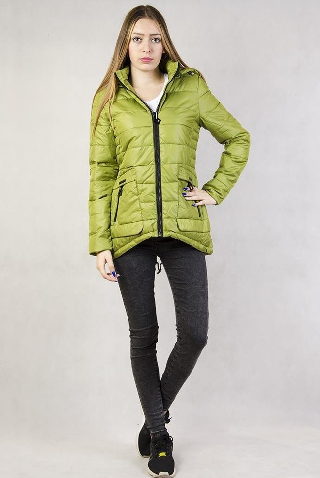 Zielona, pikowana kurtka z asymetrycznym dołem, ściągana z tyłu