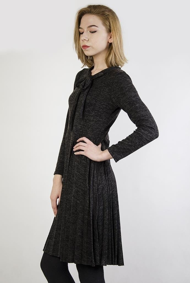 Ciemnoszara sukienka z wiązaną kokardą przy szyi