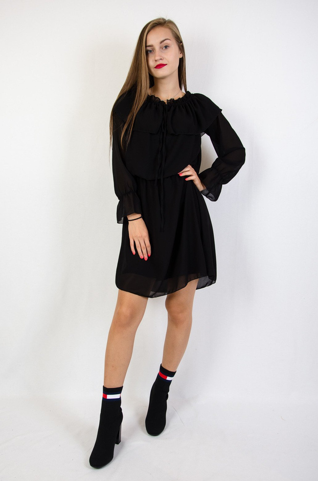 Czarna sukienka na długi rękaw z gumą w dekolcie