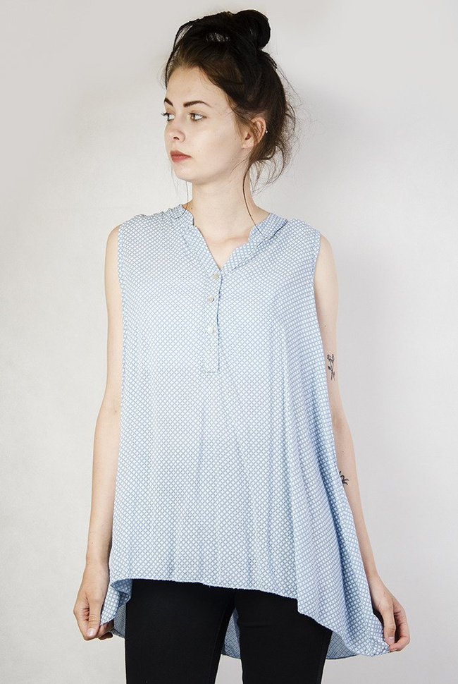 Asymetryczna niebieska bluzka z trzema guzikami