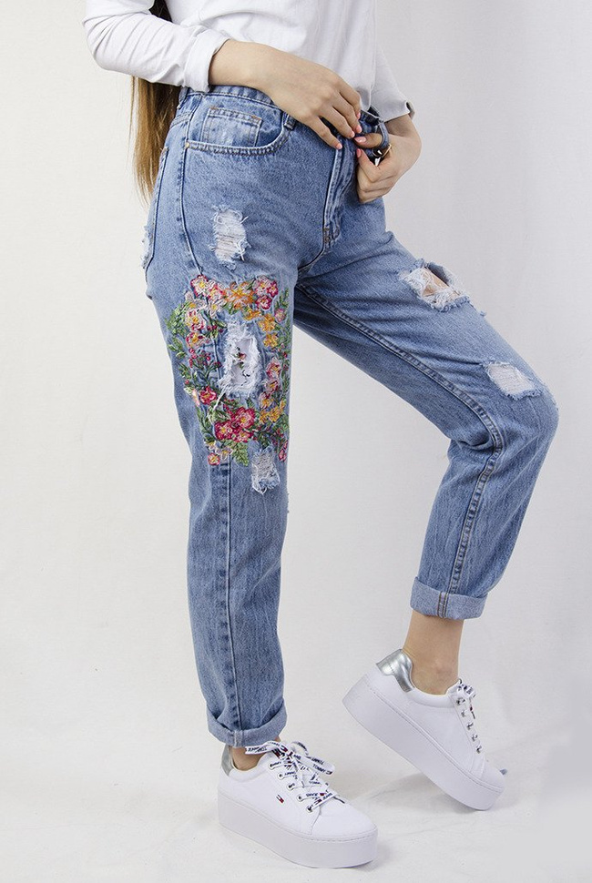 Spodnie typu boyfriend z kwiatami