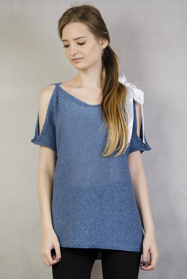 Krótki niebieski sweter ze wstążką i wycięciem