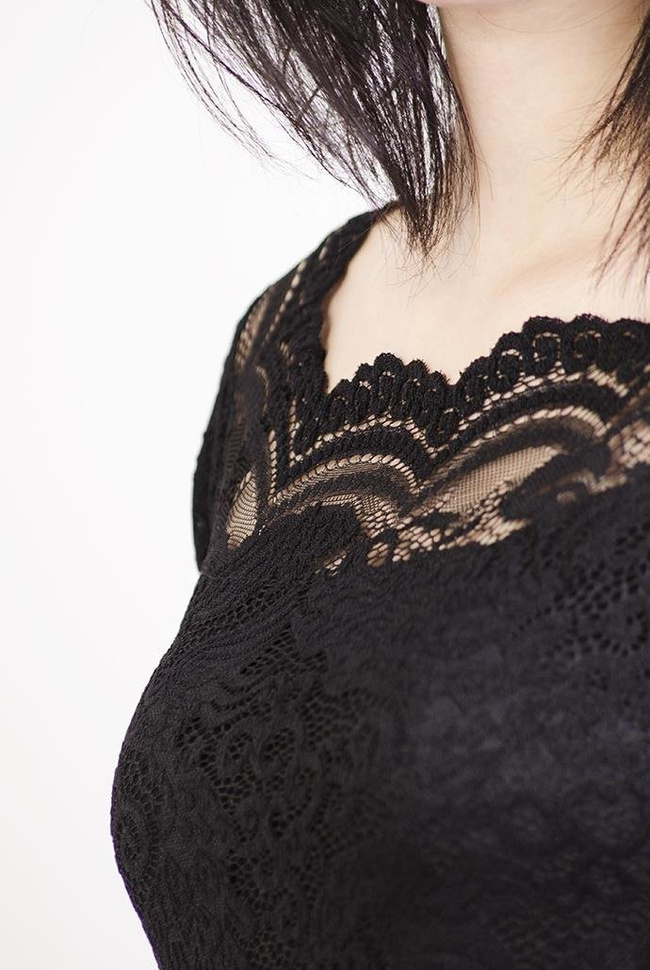 Koronkowe, czarne body z szerokim dekoltem