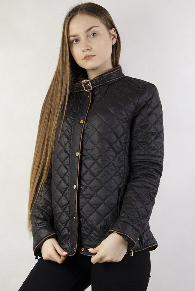 Czarna pikowana kurtka z brązowymi wykończeniami