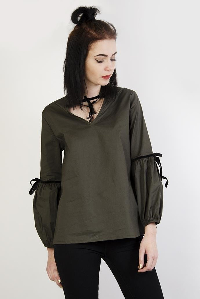 Zielona koszula z czarnymi, aksamitnymi wstążkami