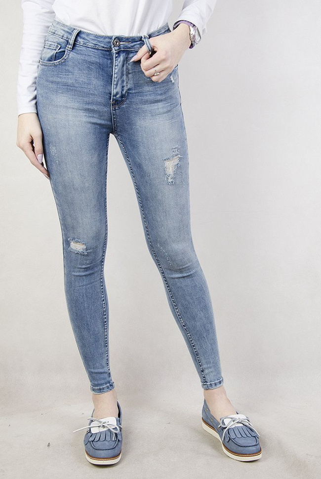 Jasne spodnie jeansowe z przetarciami