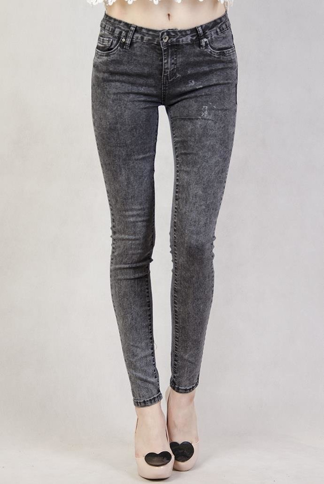 Czarne marmurkowe spodnie rurki